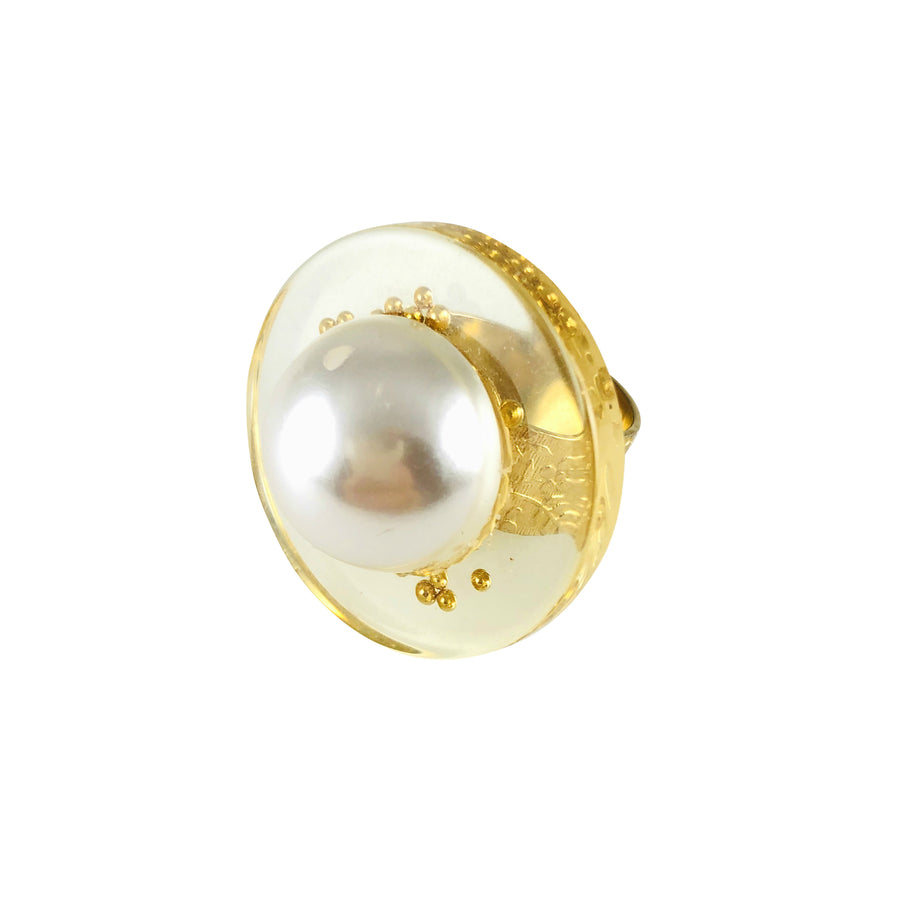 MizDragonfly Jewerly Vintage Lucite Pearl Juno Gold Band Ring Front